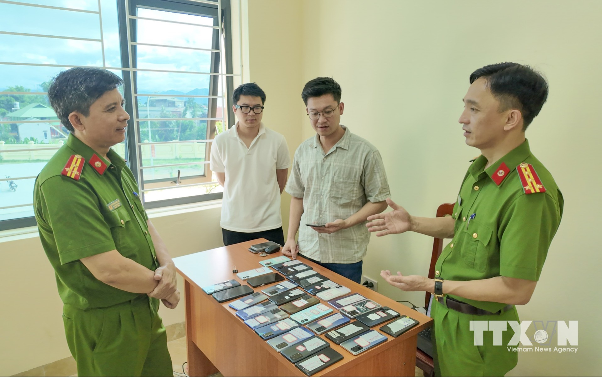 Công an tỉnh Điện Biên phối hợp với các đơn vị nghiệp vụ của Bộ Công an và lực lượng Công an Lào triển khai, bắt giữ 171 đối tượng, góp phần đấu tranh hiệu quả với tội phạm xuyên quốc gia, bảo đảm an ninh, trật tự khu vực biên giới (tháng 8/2026). (Ảnh: TTXVN phát)